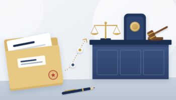 Материалы гражданского дела, этапы процесса и судейская трибуна с весами и молотком